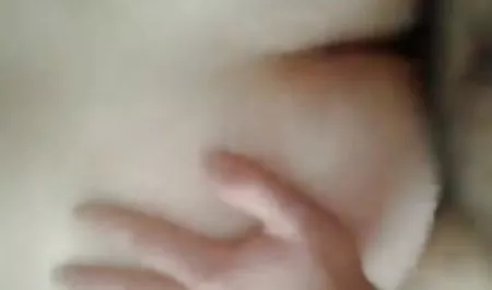 Uzaklarda xxx mom seks yaşlı kadın kızı baştan çıkarıyor
