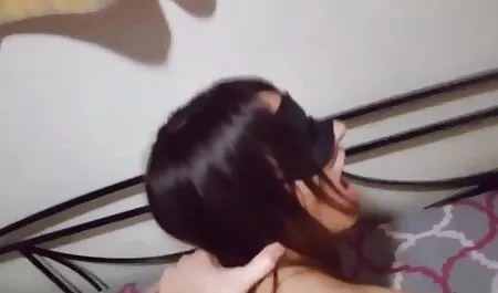 Küçük Asyalı bir külot ile Sevgi dolu bir Kaşık virgine seks