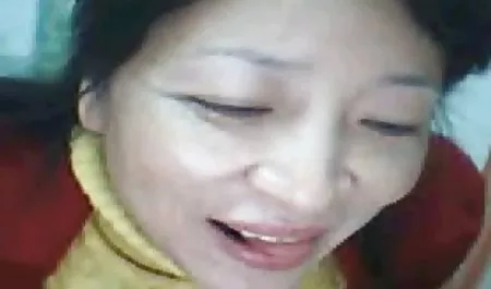 Esmer kız yatakta çarşaflara seks freee seks bir çılgınlık tahriş ediyor